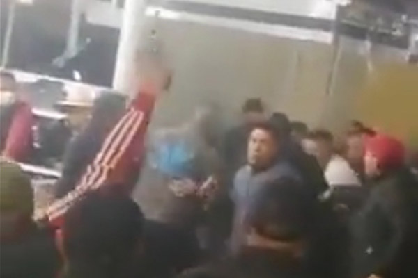 Con tubos, palos y armas se disputan espacios en el tianguis de Texmelucan