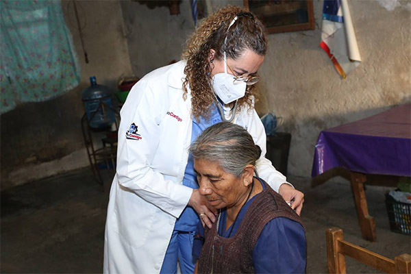 Justina, de 72 años, ya recibe atención médica en su casa