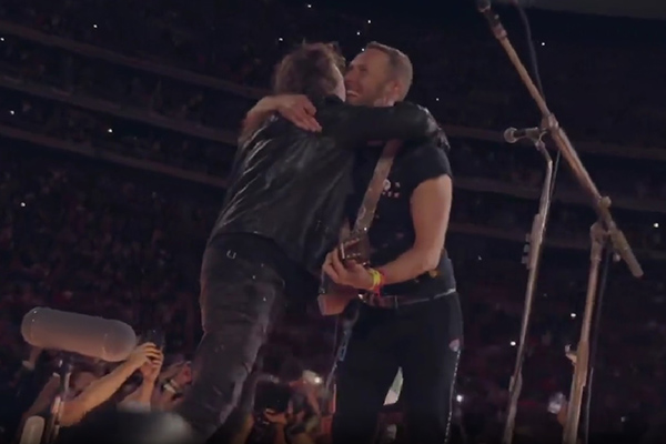 Coldplay invita a Fher de Maná y sorprende cantando “Rayando el Sol”
