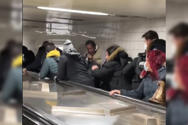 Pelea en el metro de Nueva York desata el caos en escalera eléctrica