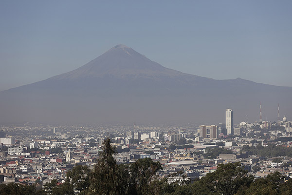 Sociedad, sin riesgos por calidad del aire de Puebla: Barbosa