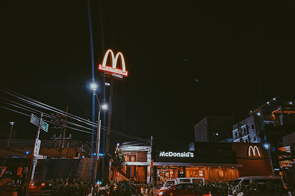 Investigación vincula a McDonald’s con deforestación y mano de obra esclava