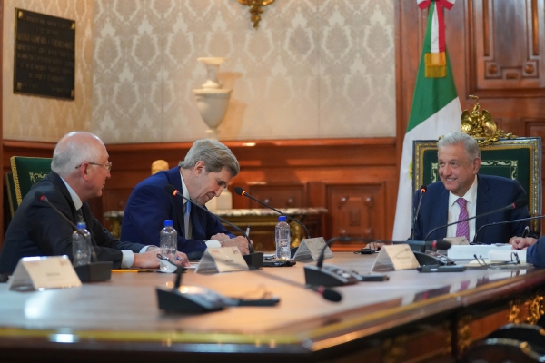López Obrador califica encuentro con John Kerry como “amistoso” y “benéfico”