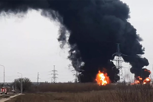 Defensa ucraniana rehúsa comentar ataque a depósito de combustible en Rusia