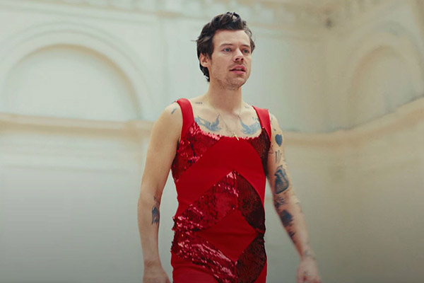 Harry Styles, ícono de la moda y música que levanta polémica