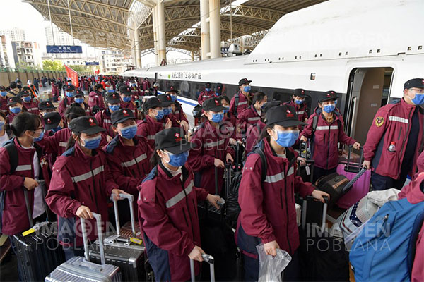 Miles de trabajadores médicos de China acuden a ayudar a Shanghai por COVID-19