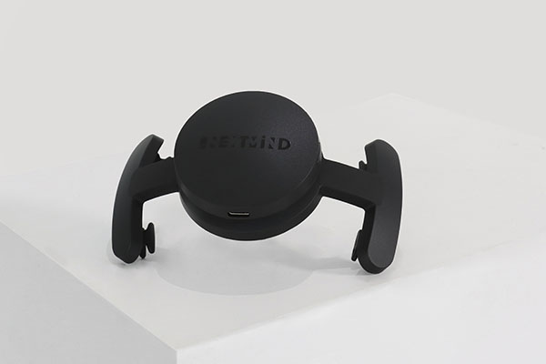 Crean diadema de realidad aumentada que permite controlar objetos con la mente