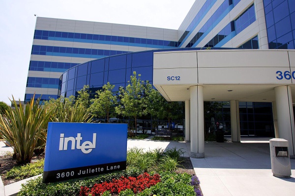 Fabricante de chips Intel suspende sus operaciones en Rusia