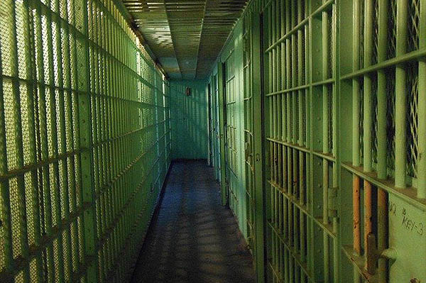 Guía penitenciario de Ecuador recibe disparos en oficina que atiende a presos