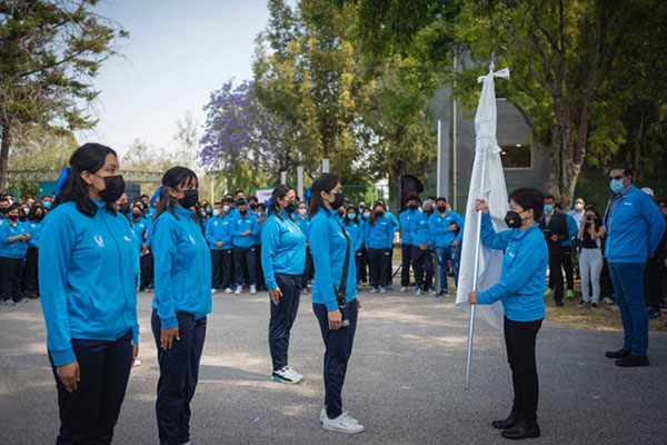 Entrega Lilia Cedillo uniformes y bandera universitaria a delegación deportista de la BUAP