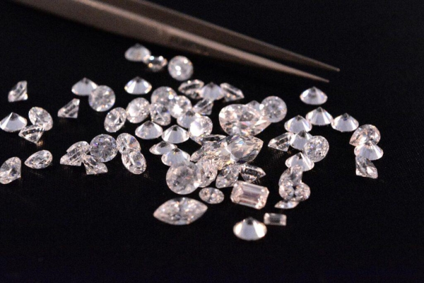 EU sanciona a la mayor extractora de diamantes del mundo; es rusa