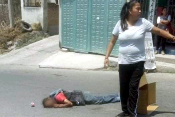 Chofer de transporte público huye tras atropellar y matar a un hombre
