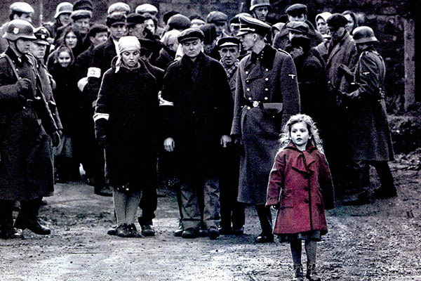 La niña del abrigo rojo en “La lista de Schindler” hoy es voluntaria y ayuda a refugiados ucranianos