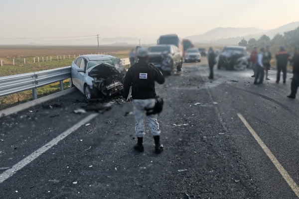 Choque de tres vehículos deja un muerto y cinco heridos