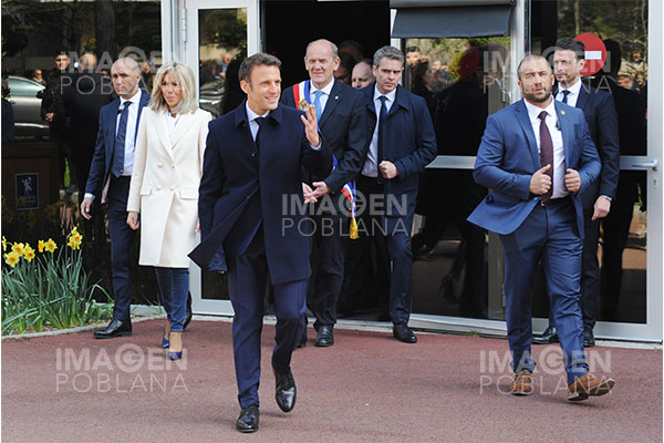 Macron y Le Pen encabezan primera ronda de elección presidencial francesa