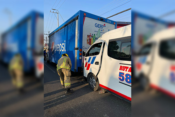 Tráiler sin frenos prensa a vehículo de transporte público
