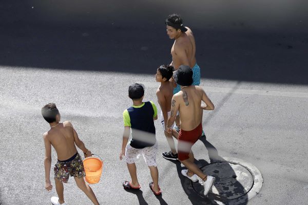 Riesgos económicos y ecológicos de arrojar agua en Sábado de Gloria