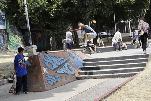 SMDIF Puebla reúne a más de 100 niños y jóvenes en práctica de skateboarding