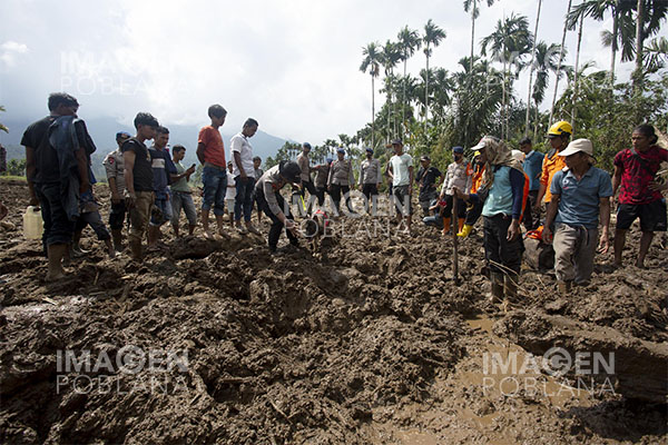 Socorristas filipinos continúan búsqueda de 170 desaparecidos en deslizamientos de tierra