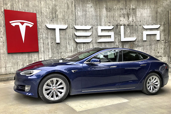 Empleados de Tesla en Shanghái dormirán en el piso con tal de no paralizar la producción
