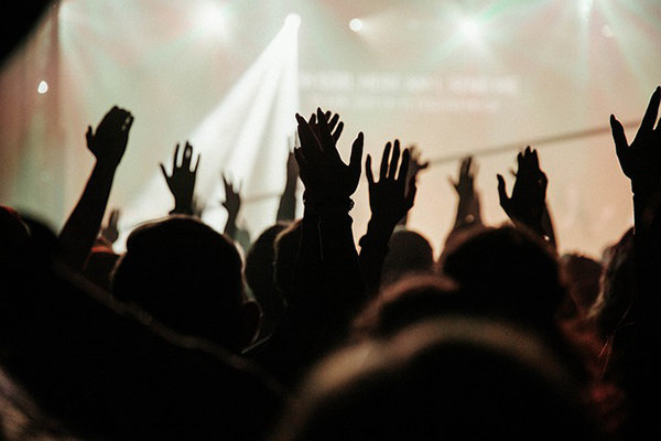 Mujer es apuñalada por su expareja durante un concierto en Nuevo León