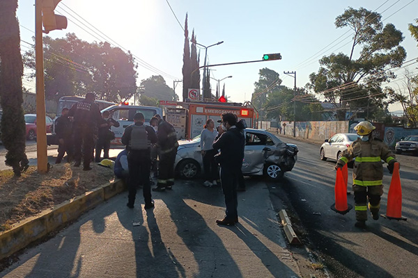 Patrulla embiste a unidad de Uber y deja al chofer lesionado