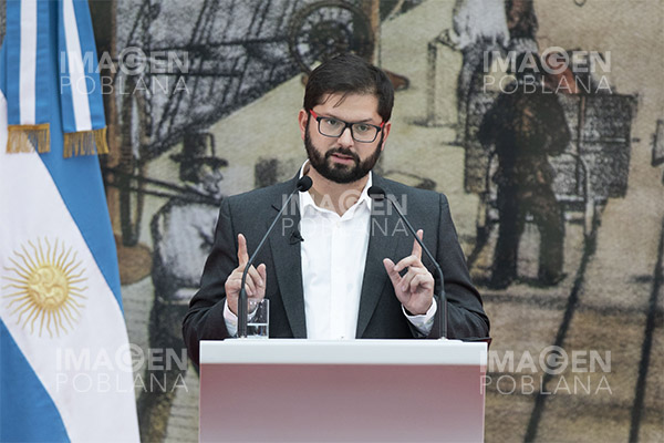 Intentan atacar con una piedra al presidente chileno Gabriel Boric