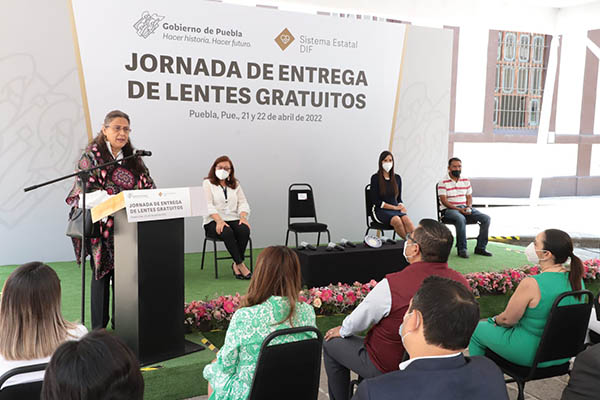 Beneficia SEDIF a más de 400 poblanos con lentes gratuitos