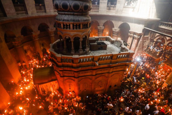 El fuego sagrado ilumina a los cristianos ortodoxos en Jerusalén