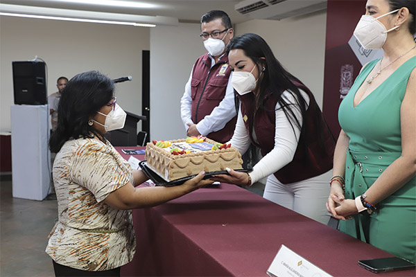 Entrega SEDIF pasteles a personas que viven en casas de asistencia