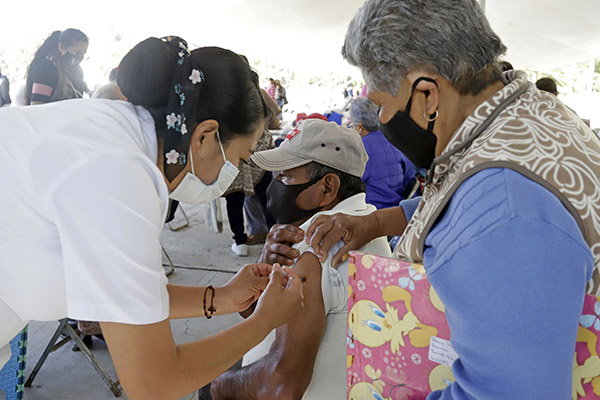 Adultos mayores, nuevamente ejemplo en aplicación de cuarta vacuna anticovid