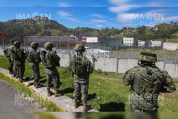 Explota vehículo frente a cárcel de máxima seguridad de Ecuador