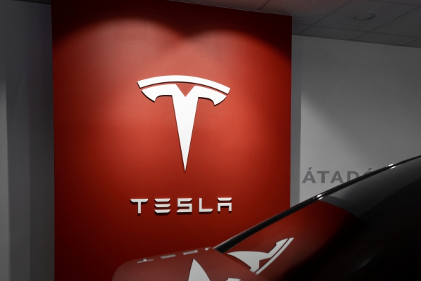 Acciones de Tesla pierden 23% de su valor tras la compra de Twitter por Musk