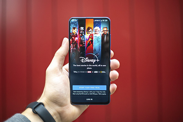 Al igual que Netflix, Disney+ tendría en la mira las cuentas compartidas