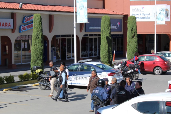 Aún no salía del banco y hampones le arrebataron casi un millón de pesos