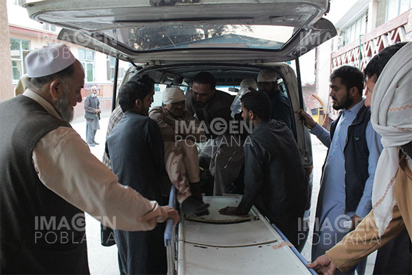 Reportan más de 50 muertos por explosión en mezquita en Kabul