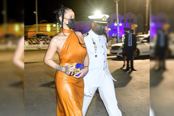 Celebran a Rihanna como heroína nacional de Barbados