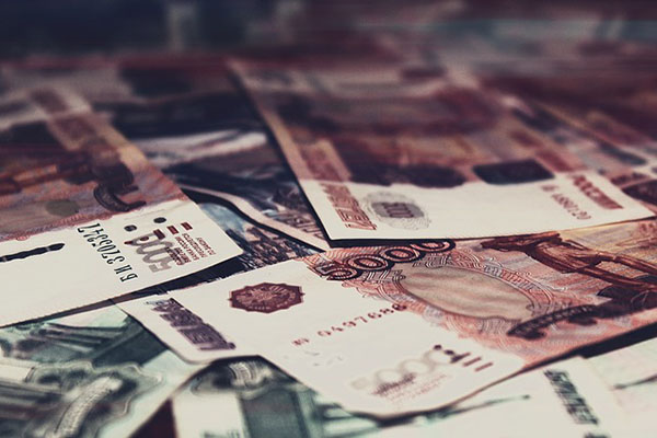 Ciudad ucraniana planea pagar sueldos y pensiones en rublos