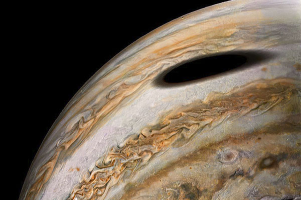 La NASA capta una extraña mancha negra en Júpiter