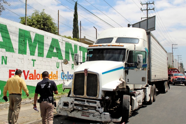 Periférico, una pista de carreras para el transporte pesado