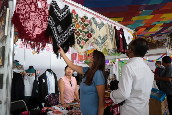 Apoya SEDIF a productores y artesanos con módulos en la Feria de Puebla
