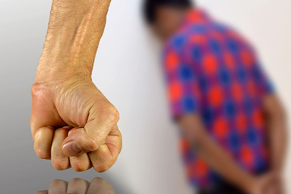 Sujeto manda al hospital a su hijo tras golpearlo por no querer bañarse