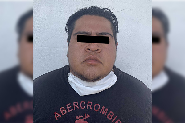 Circulaba en su vehículo con luces de policía; ya está detenido
