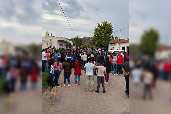 Pobladores de Acajete queman patrulla e intentan linchar a repartidores