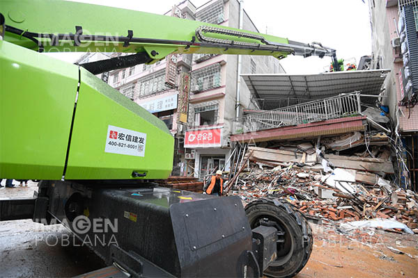 Diez rescatados y 5 cuerpos recuperados tras derrumbe de edificio en China