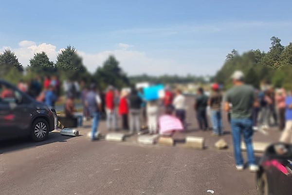 Manifestantes bloquean la autopista Puebla-Orizaba tras rapto de un menor