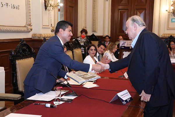 Eduardo Rivera entrega la presea Puebla de Zaragoza al fotógrafo Raúl Gil