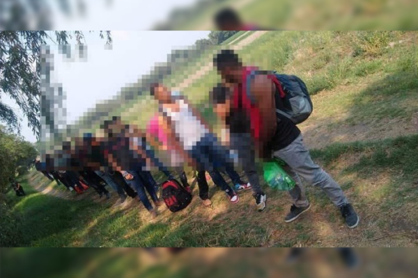 Autoridades rescatan a 57 migrantes abandonados en un tractocamión