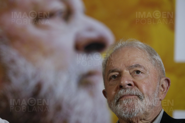 Lula lanza su candidatura a la presidencia y promete “reconstruir” Brasil