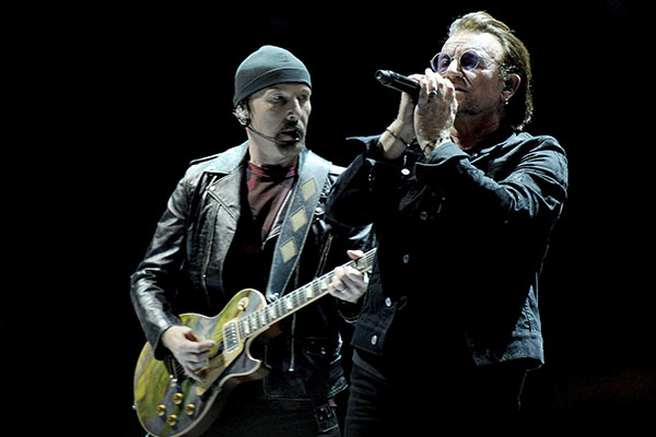 U2 muestra su apoyo a Ucrania y da un concierto en el metro de Kiev